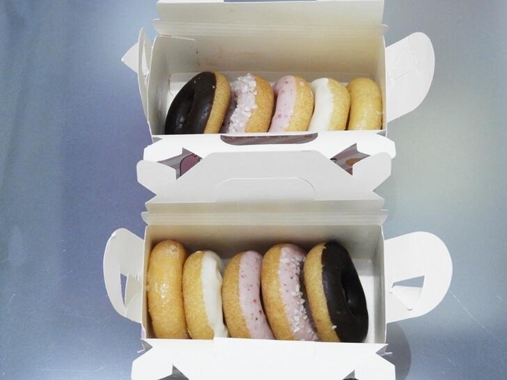 兩盒總共有10個 Mister Donut 迷你甜甜圈