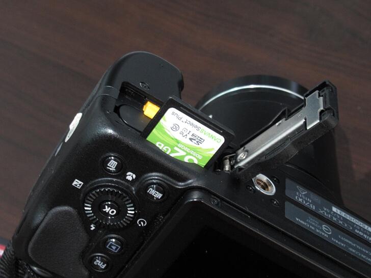 順勢插入 Nikon B700 的記憶卡插槽