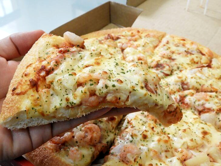 來一片必勝客熱帶鳳梨鮮蝦披薩吧！