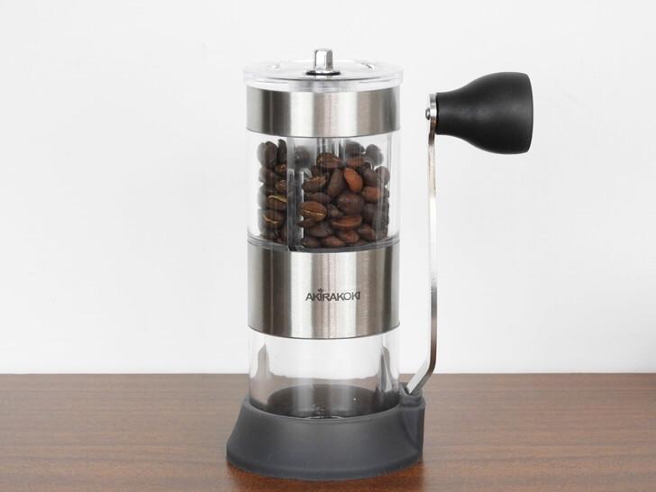 加入咖啡豆準備研磨