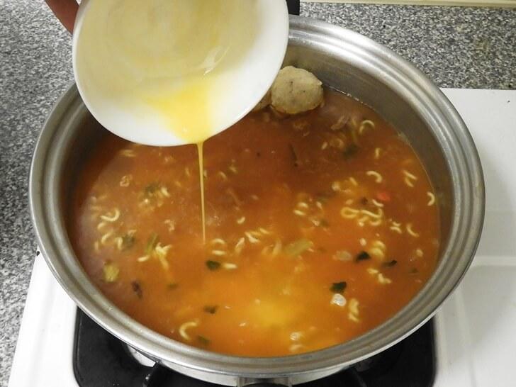湯煮滾加入蛋液