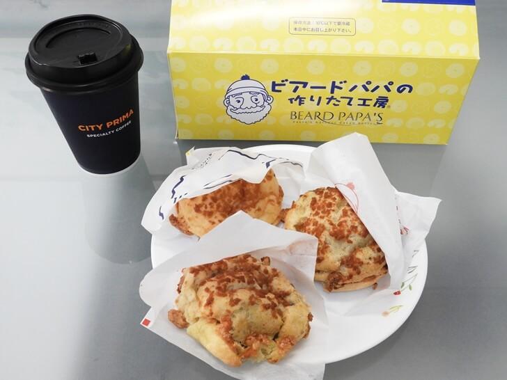三顆日式泡芙搭配咖啡的下午茶