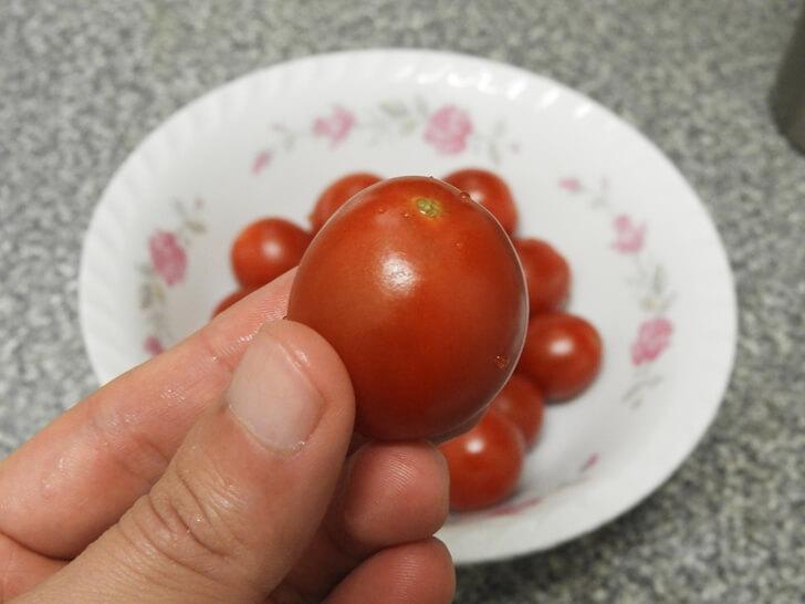 剛洗好的鹽地小蕃茄表層很光滑