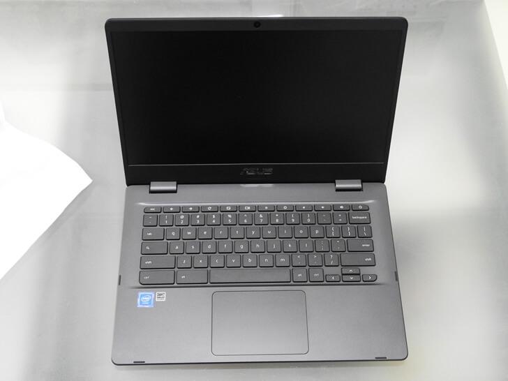 打開 ASUS Chromebook C423NA 14 吋筆電
