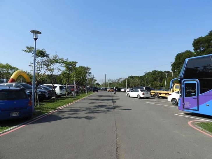 崙坪文化地景園區有超大的免費停車場